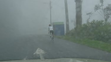 Llegaron las primeras lluvias, por eso su misión es hacerse visible en carretera