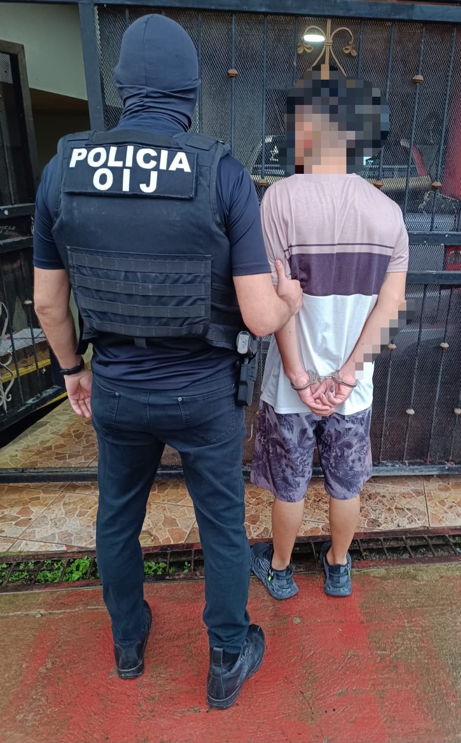 Los dos sospechosos fueron detenidos en el sector de Ojo de Agua, en Limón. Foto OIJ.