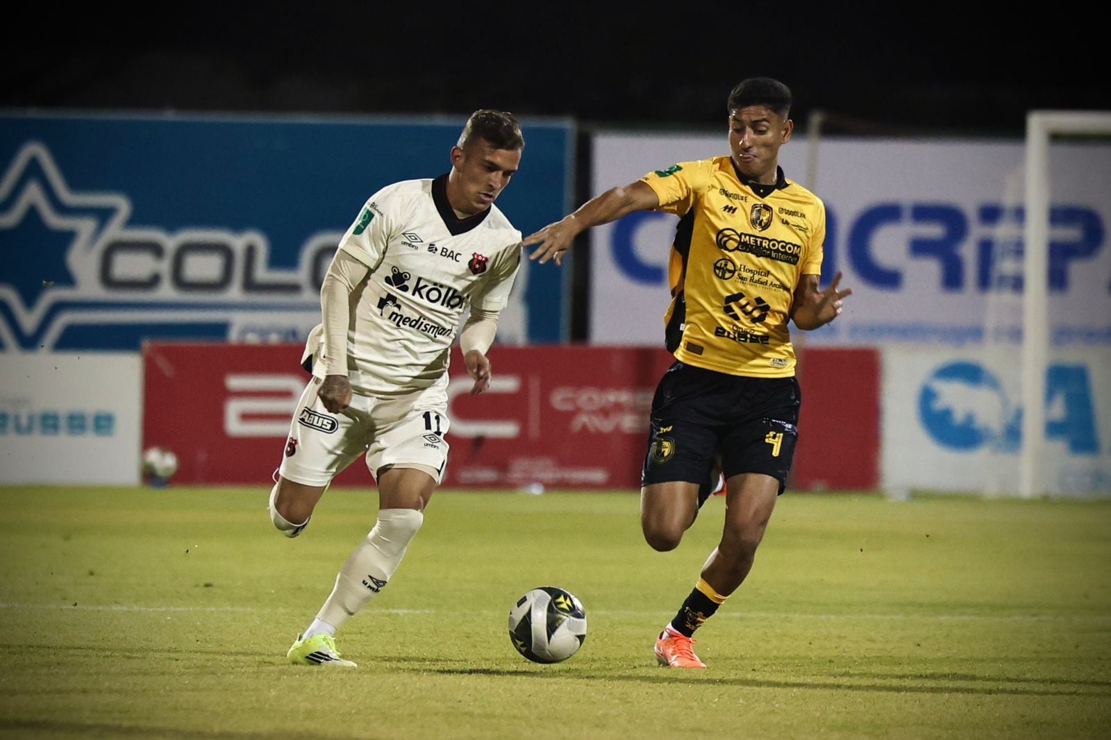 Kenneth Vargas y Jared Ríos sostienen un pique en el partido de vuelta de los cuartos de final del Torneo de Copa.