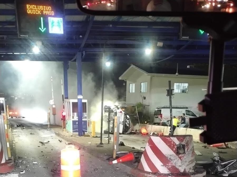 Violenta colisión ocurrió en el peaje de Escazú sobre la ruta 27. Foto: Cortesía