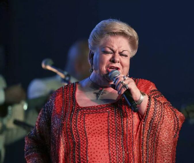 Fotografía de la cantante mexicana Paquita la del Barrio en concierto.