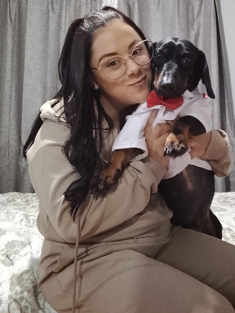 En la vida de Dayan Villagra Montero, ambas cosas se cruzaron en el mismo momento… y el resultado fue una historia que hoy la hace sonreír todos los días, gracias al perrito salchicha Theo Pascual