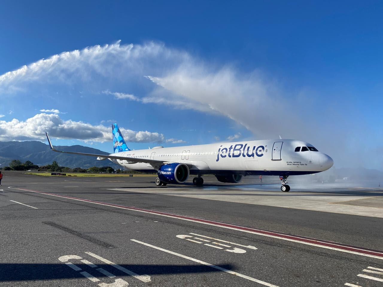 Con menos de 15 horas de diferencia, dos nuevos vuelos de la aerolínea JetBlue, provenientes de Los Ángeles, EE.UU. aterrizaron en los aeropuertos internacionales Daniel Oduber Quirós en Liberia, Guanacaste (LIR) y Juan Santamaría (SJO).
La mañana de este domingo, a las 7:47 a.m., arribó la aeronave y Costa Rica le dio la bienvenida a JetBlue en la terminal aérea ubicada en Alajuela con un total de 112 pasajeros abordo, mientras que en Liberia, se recibió el vuelo inaugural similar el sábado al caer la tarde. Ambos aviones fueron bautizados con el tradicional arco de agua como bienvenida.