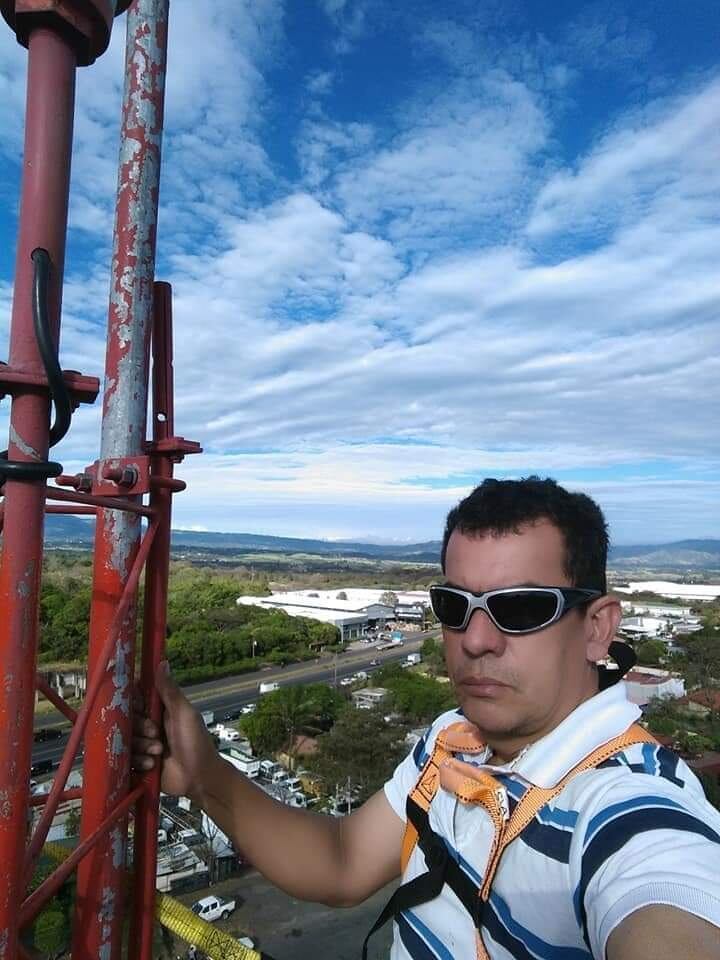 Franklin Méndez Hernández, de la empresa Innovación Electromecánica, quien ya tiene como 10 años de subir al Irazú a darle mantenimiento a varias torres