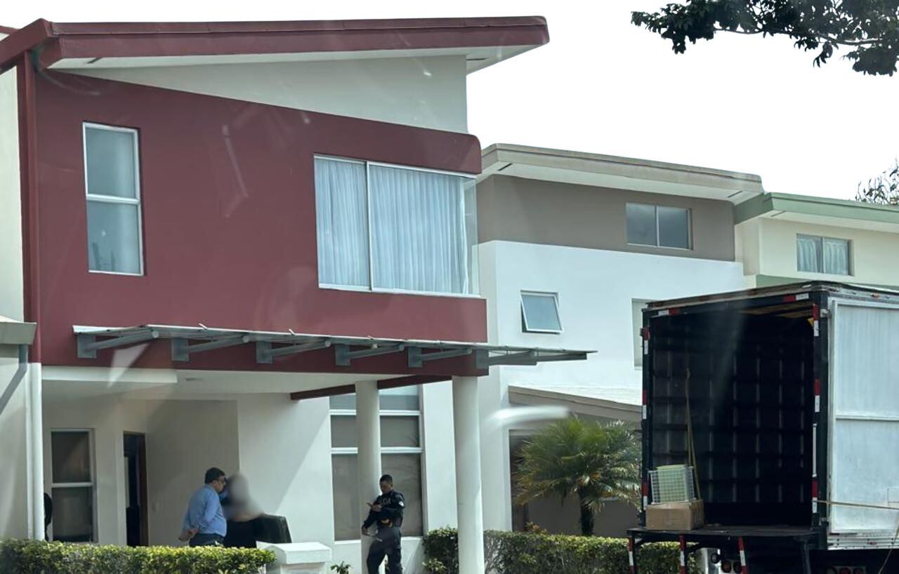 Un desalojo se dio este jueves en la vivienda de Federico "Choreco" Cruz.