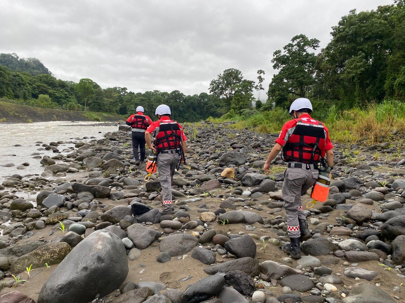 Búsqueda de personas arrastrada por el río Reventazón