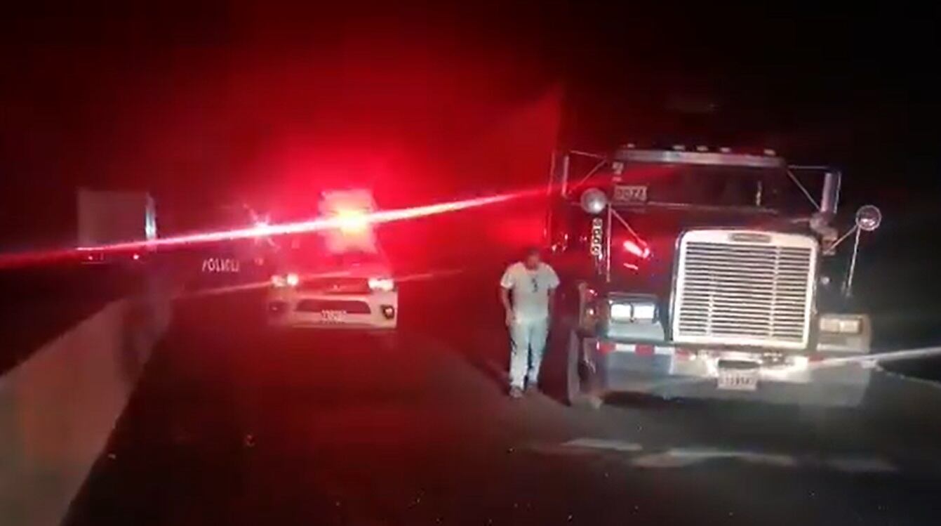 Los delincuentes se enfrentaron a balazos con los policías antes de darse a la fuga. Captura de video.