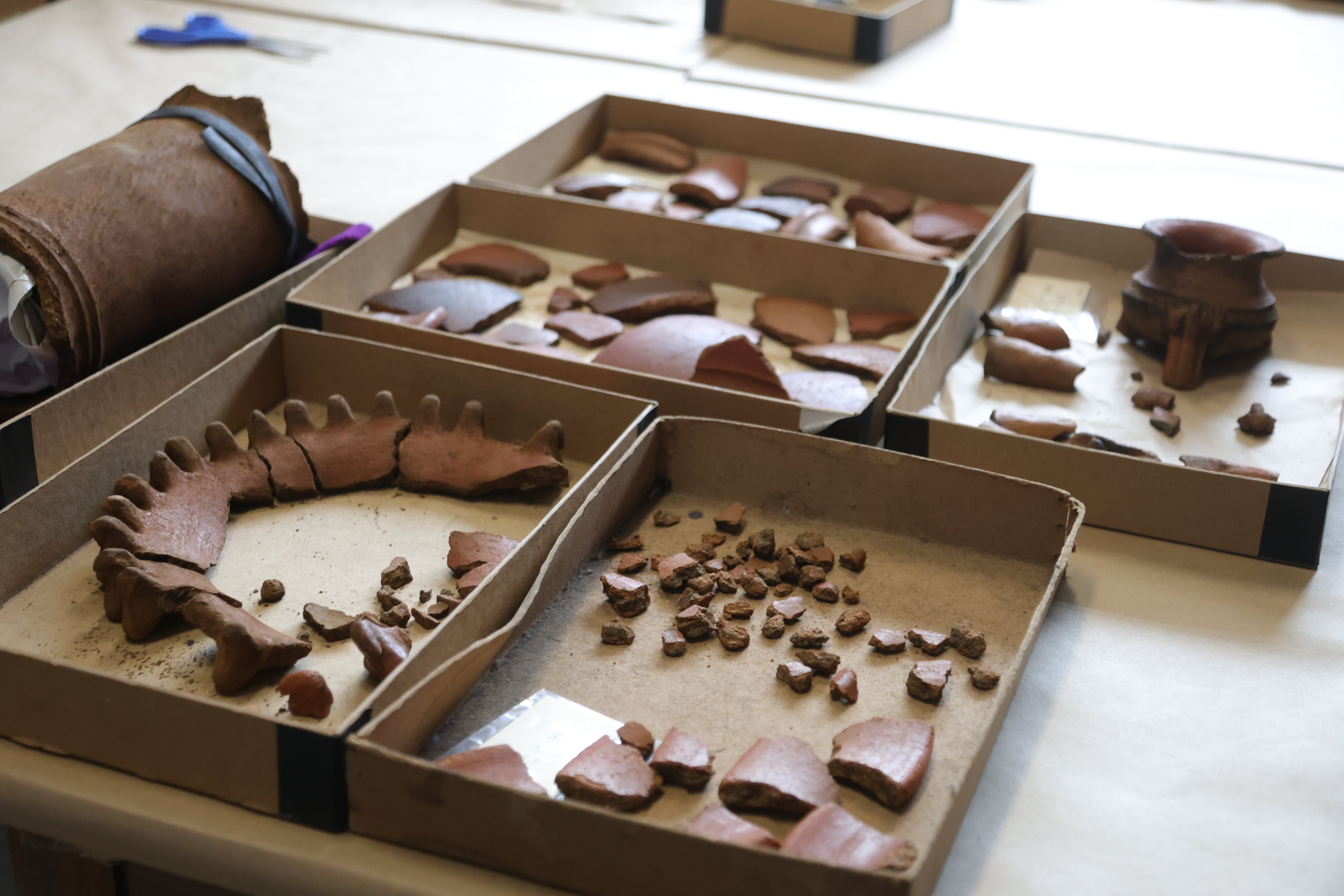 fotos de las piezas de cerámica que fueron encontradas en una construcción en Alajuela.