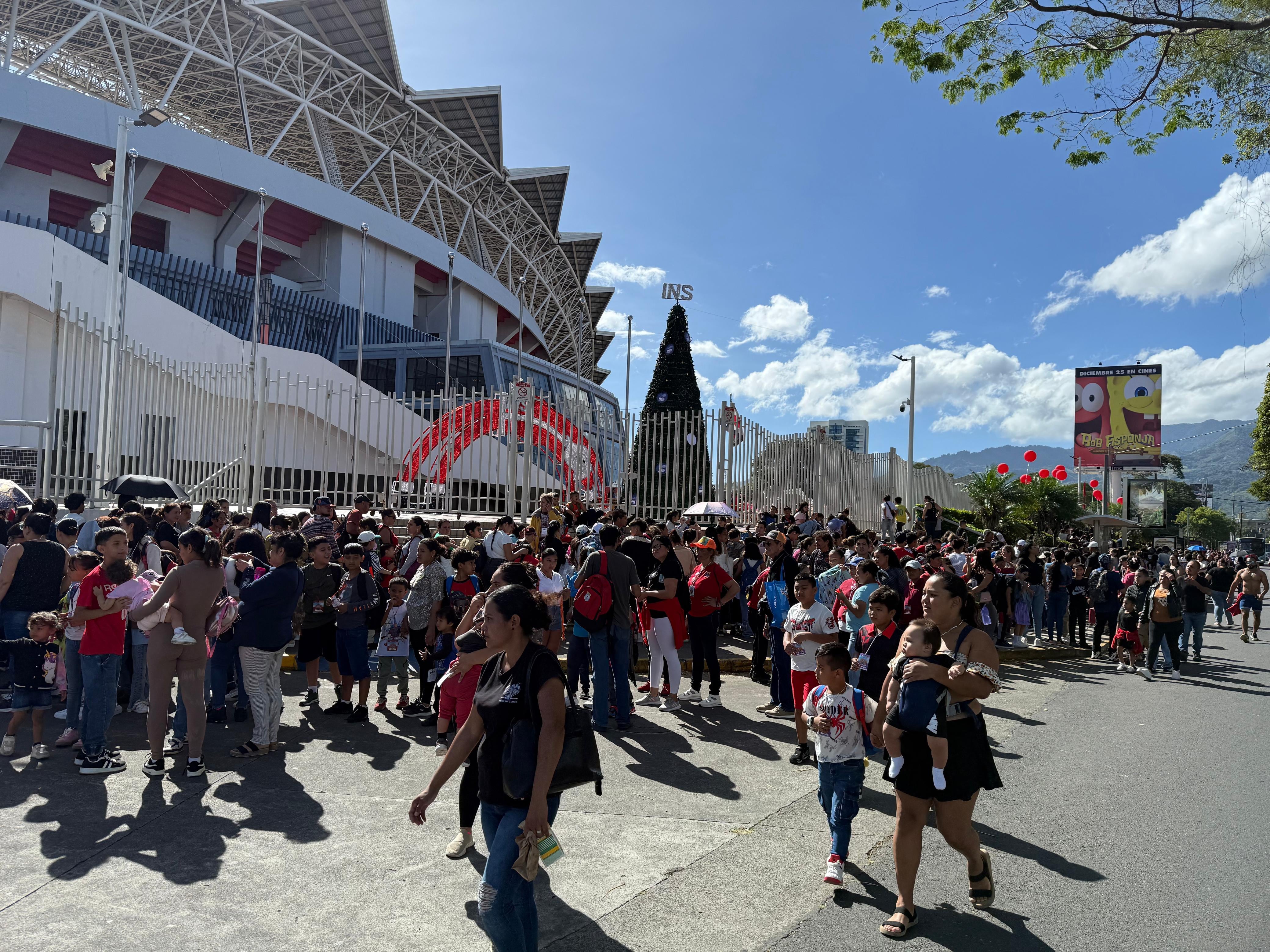 Desde temprano, miles de niños hicieron fila para ingresar al Estadio Nacional y vivir la tradicional fiesta navideña del padre Sergio.