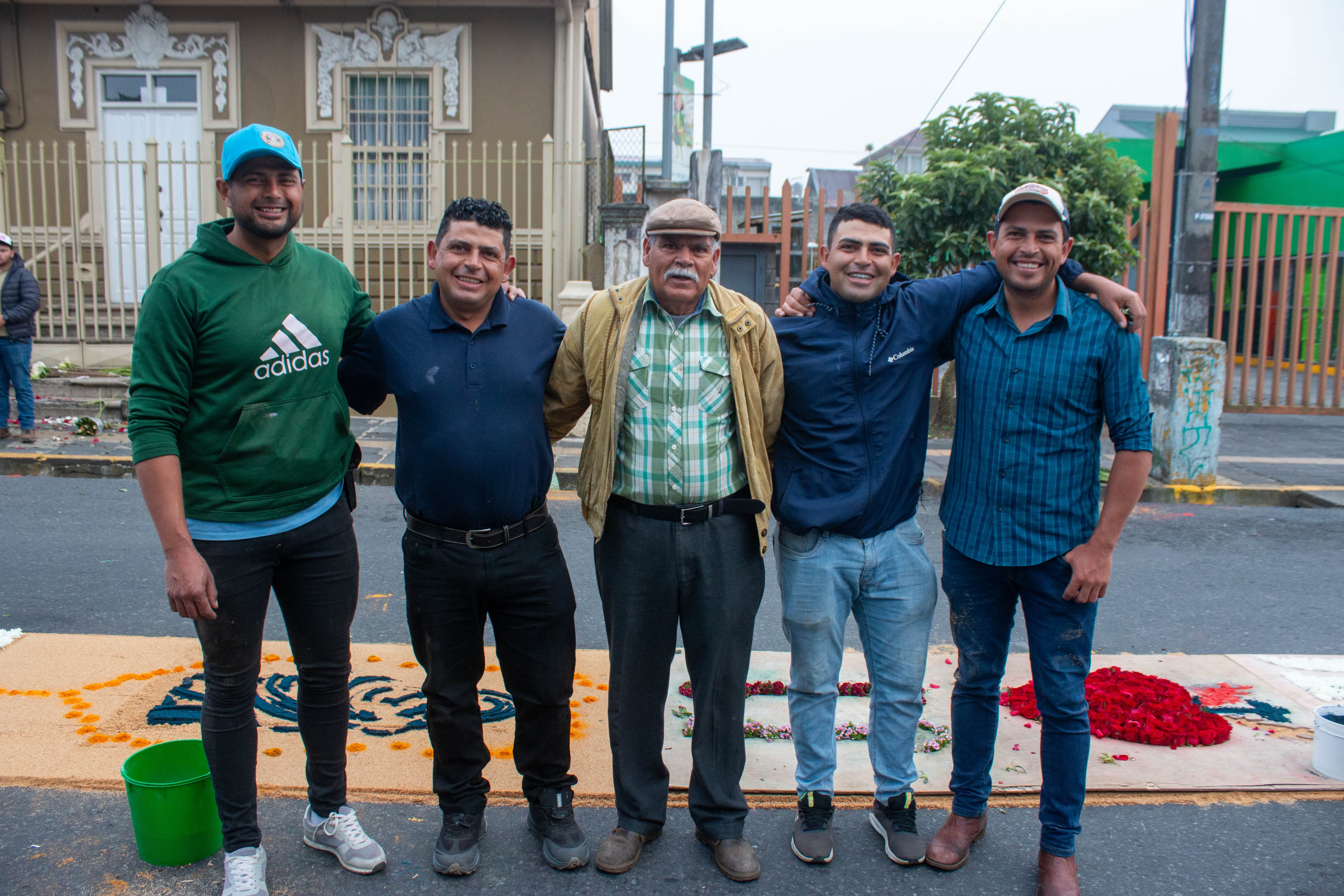 Don Melqui y sus hijos participan en esta tradición, él les ha heredado el valor de esta actividad.