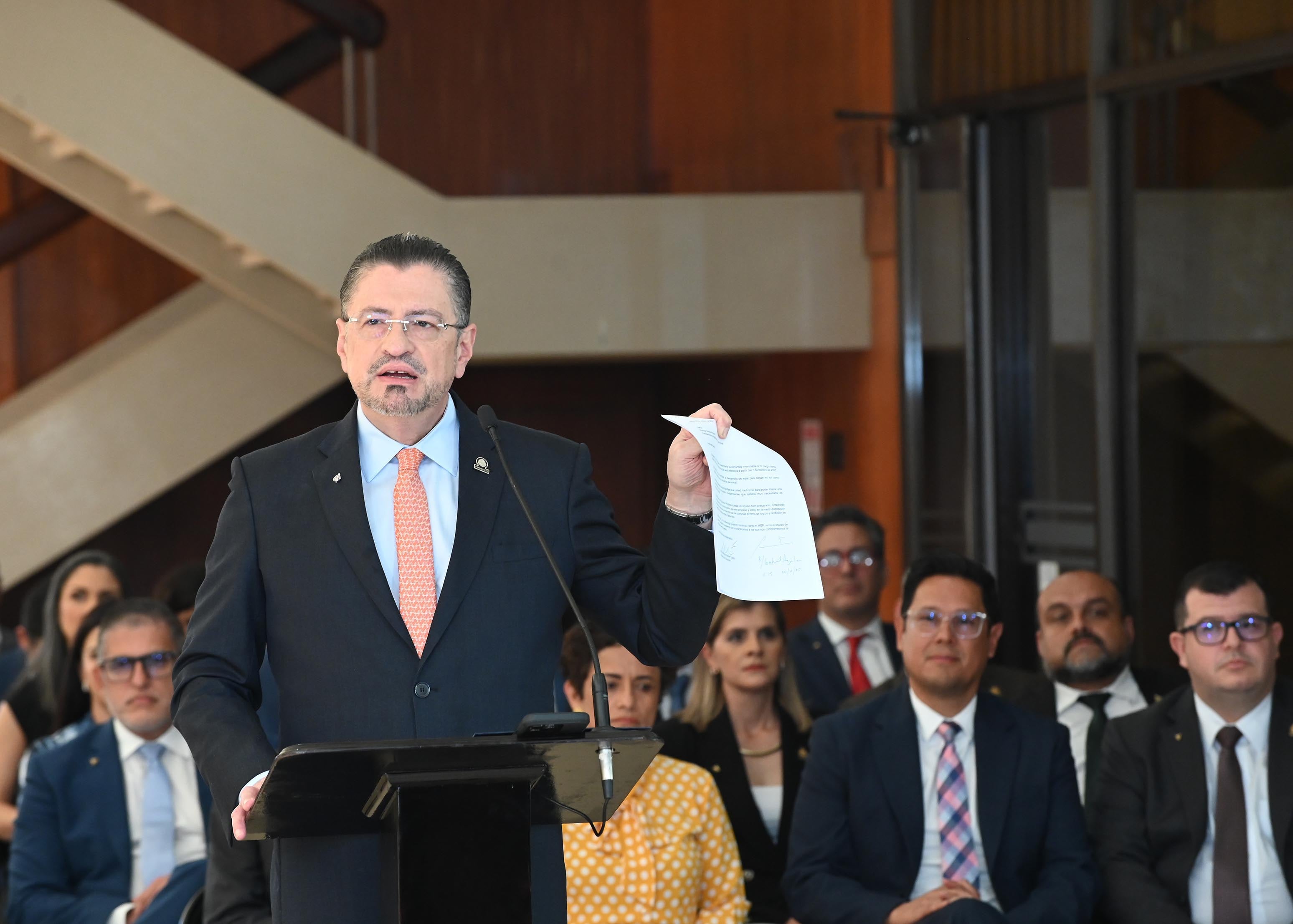 Presidente Chávez anuncia renuncia y sustitución de 5 ministros del gabinete.