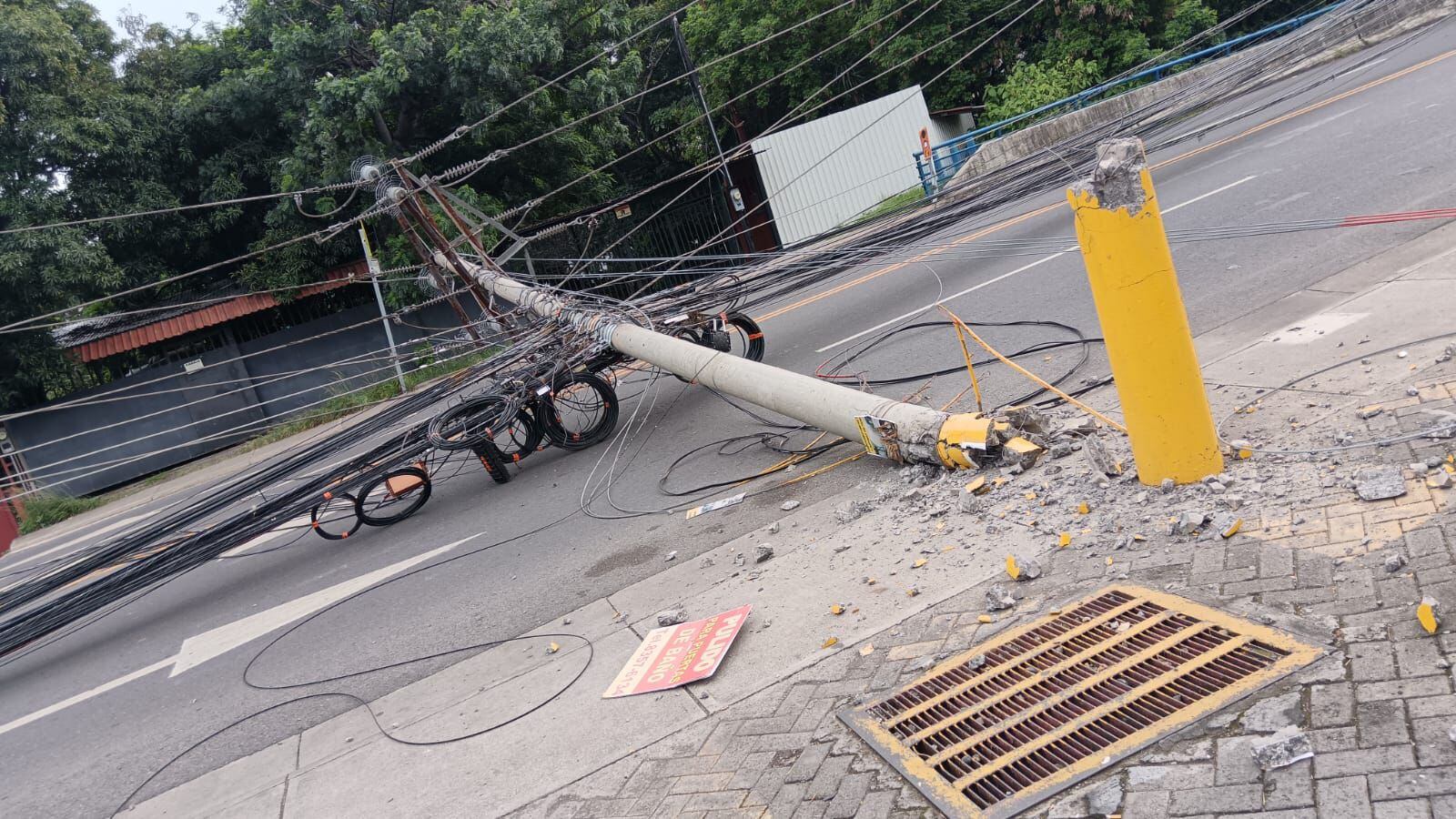 Camión se trae abajo poste y deja sin electricidad a vecinos de Santa Ana. Foto: Cortesía