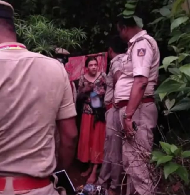 Mujer vivía en cueva con sus hijas
