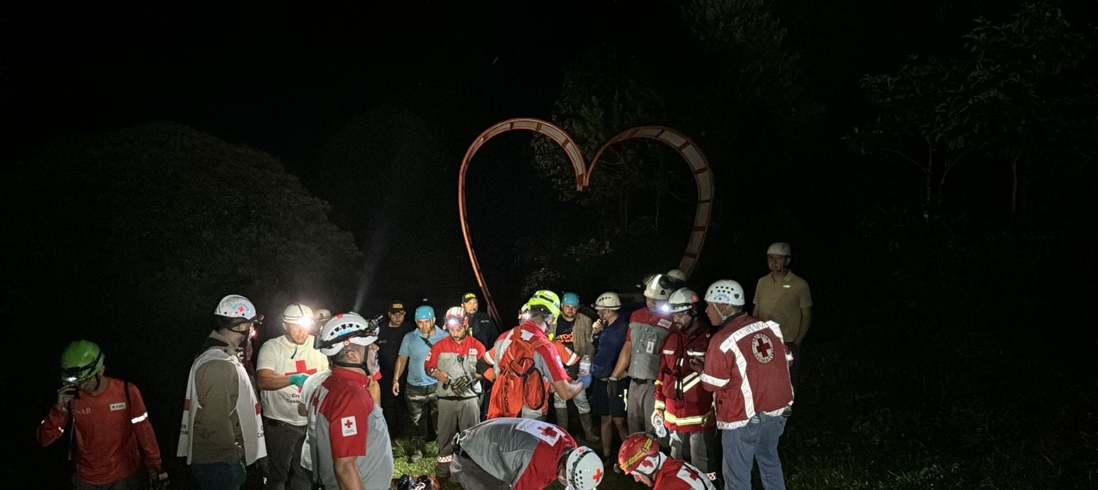 La Cruz Roja levantó los cuerpos de Nicole Semaan Jara, de 29 años y Noa Daniel Gray, de 27 años, ellos murieron sepultados por un deslizamiento cuando hacían senderismo en Bajos del Toro en Sarchí. Foto: Cruz Roja