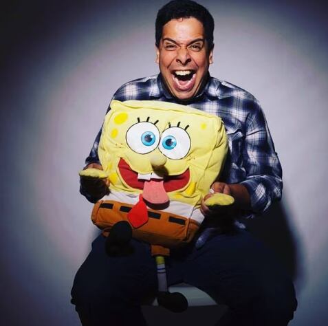 Luis Carreño, quien hace la voz de Bob Esponja estará en el Festival. Twitter.