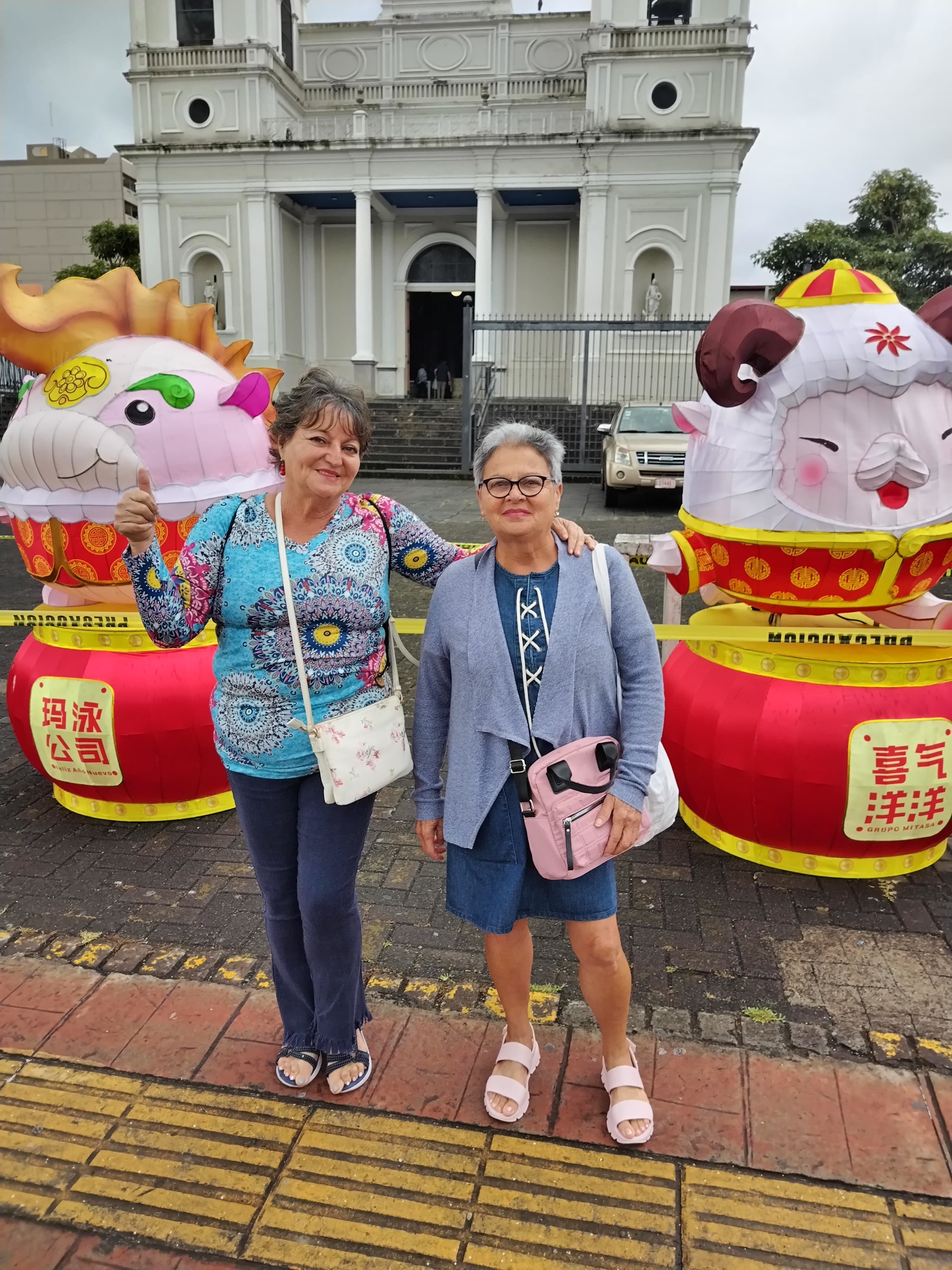 Guiselle Carevajal y su prima Patricia Carvajal llegaron bien tempranito al barrio Chino
