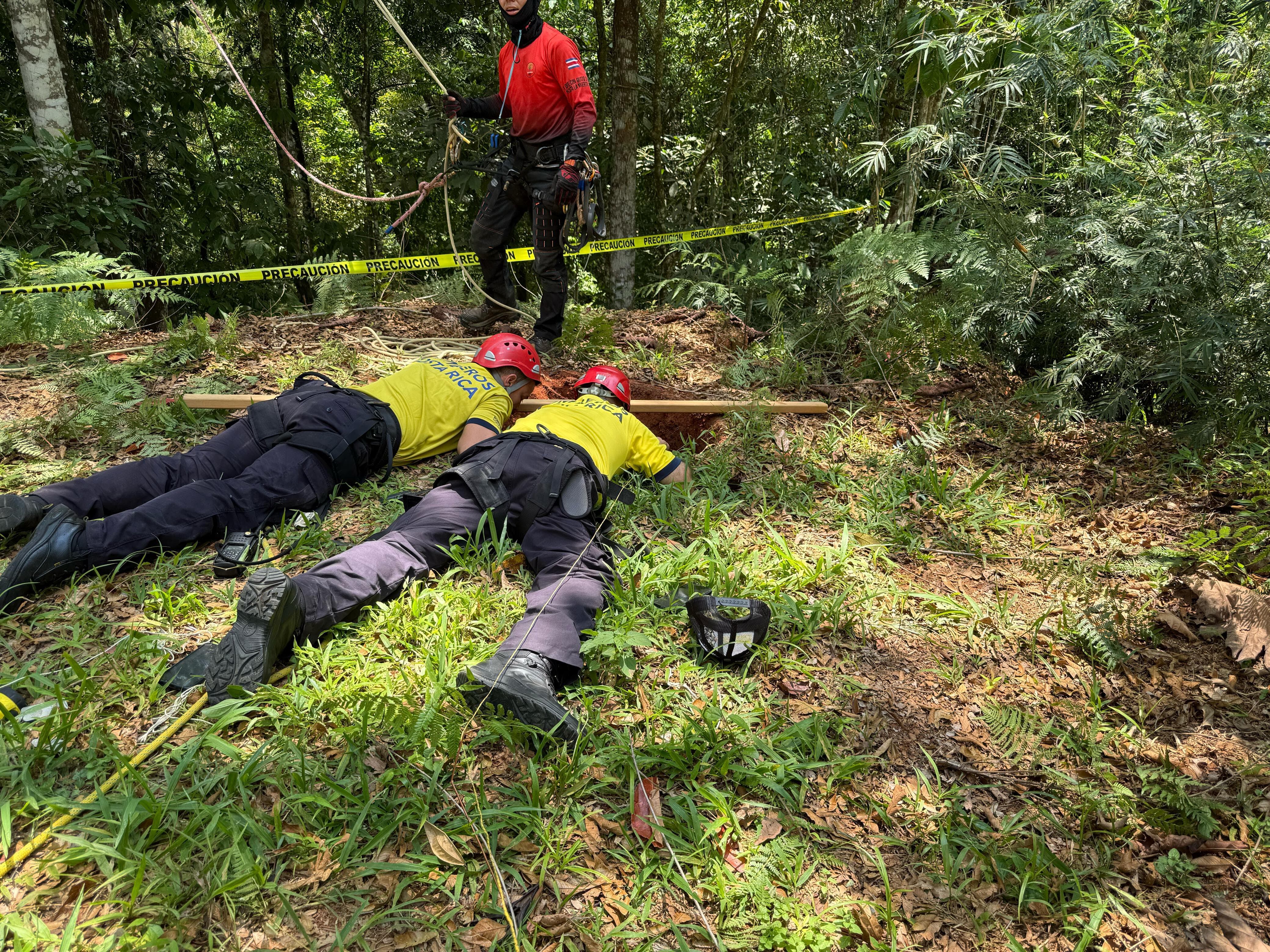 Un hombre cayó a un profundo pozo en Pérez Zeledón. Fotos: Bomberos