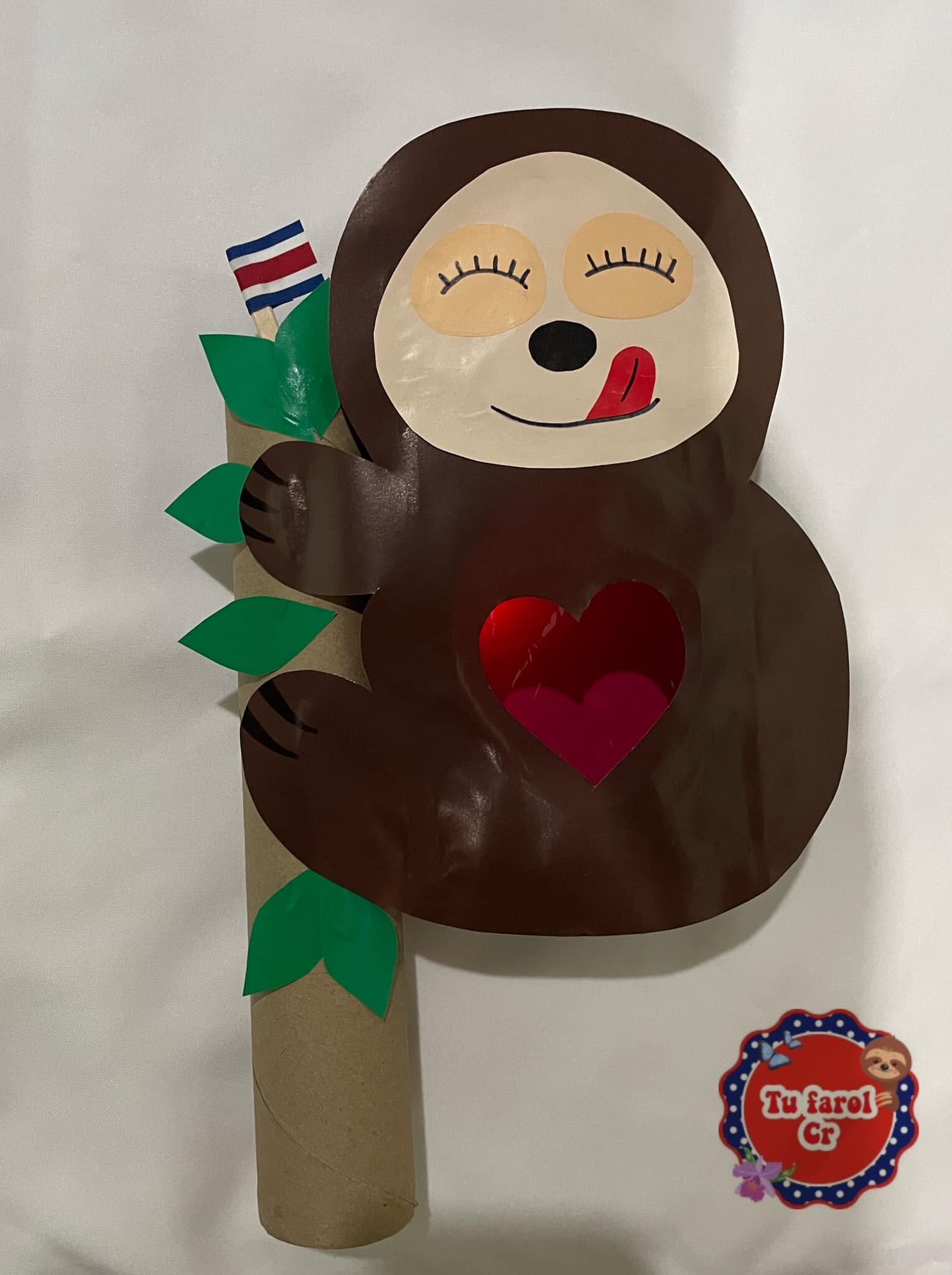 Tamara Córdoba Paniagua tiene 17 años, está en quinto de colegio y prácticamente nació emprendedora porque nunca se queda quedita, siempre tiene que estar inventando algo para ayudar con platica en la casa