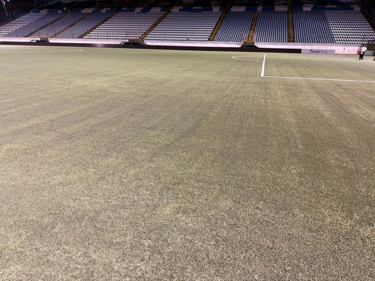 La cancha del estadio Nacional de Nicaragua se ve realmente en malas condiciones.