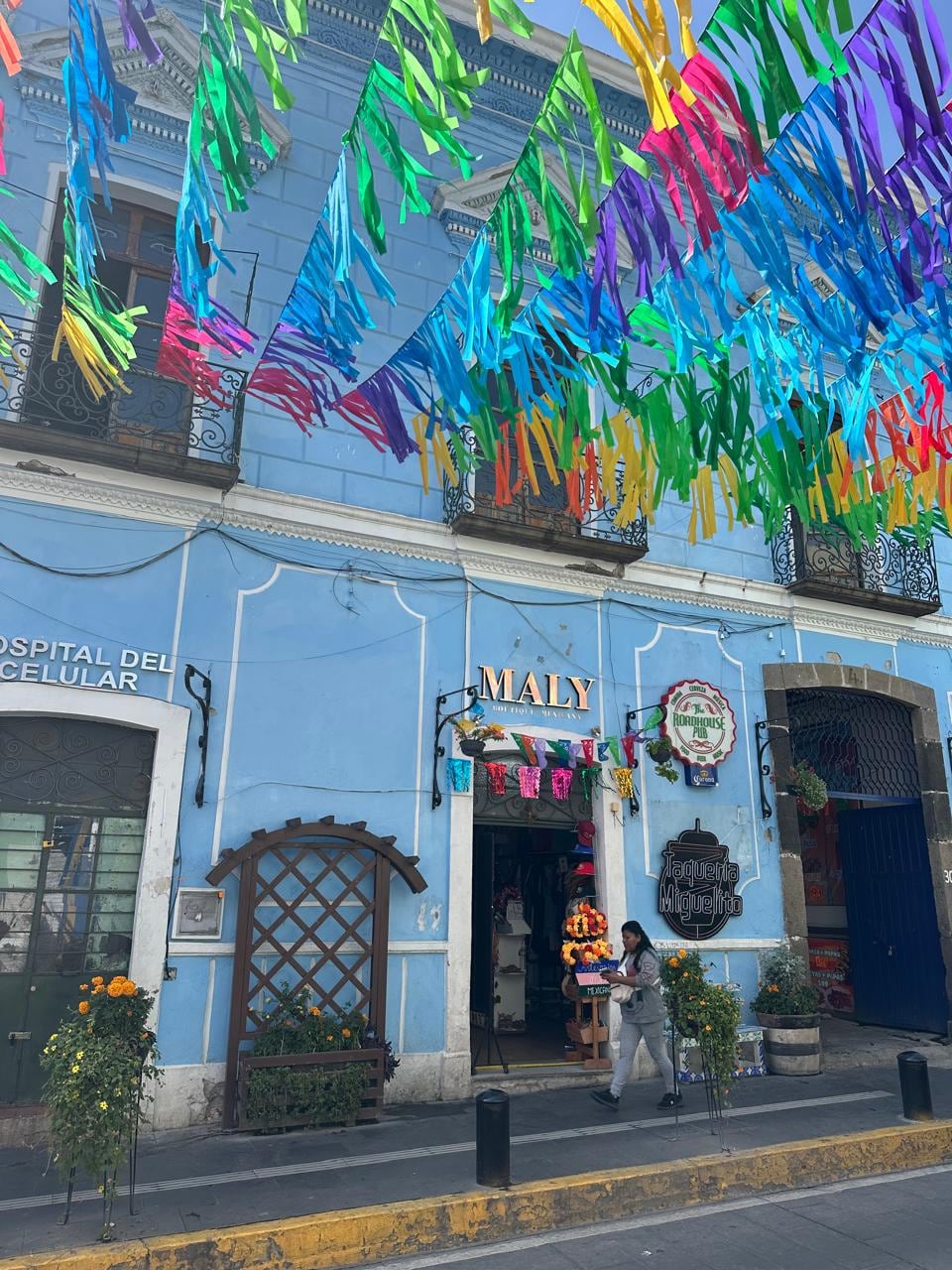 Los papelitos abundan por todo lado y eso hace que el lugar se vea aún más hermoso.