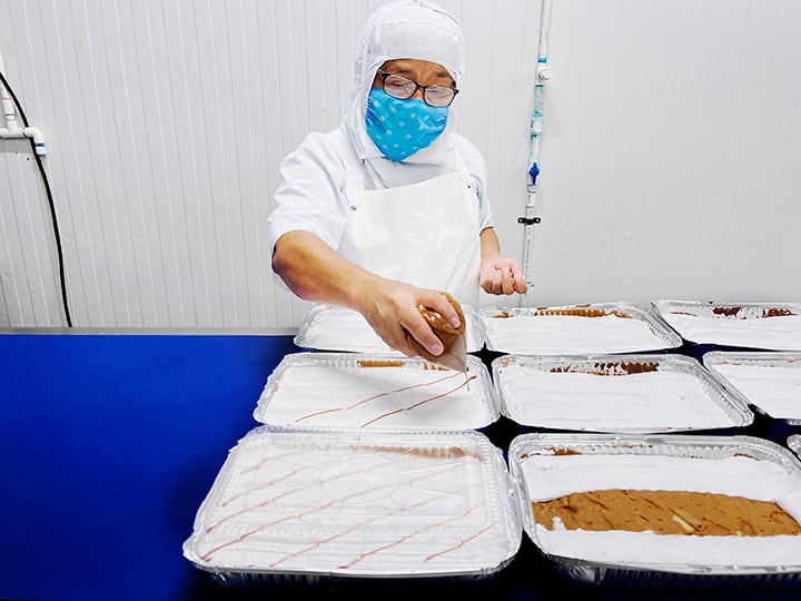 Brenda Narváez, tiene 53 años y desde hace 16 trabaja en Panificadora El Hornito, de Walmart.