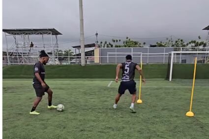 Víctor Núñez con Jostin Daly, entrenando definición