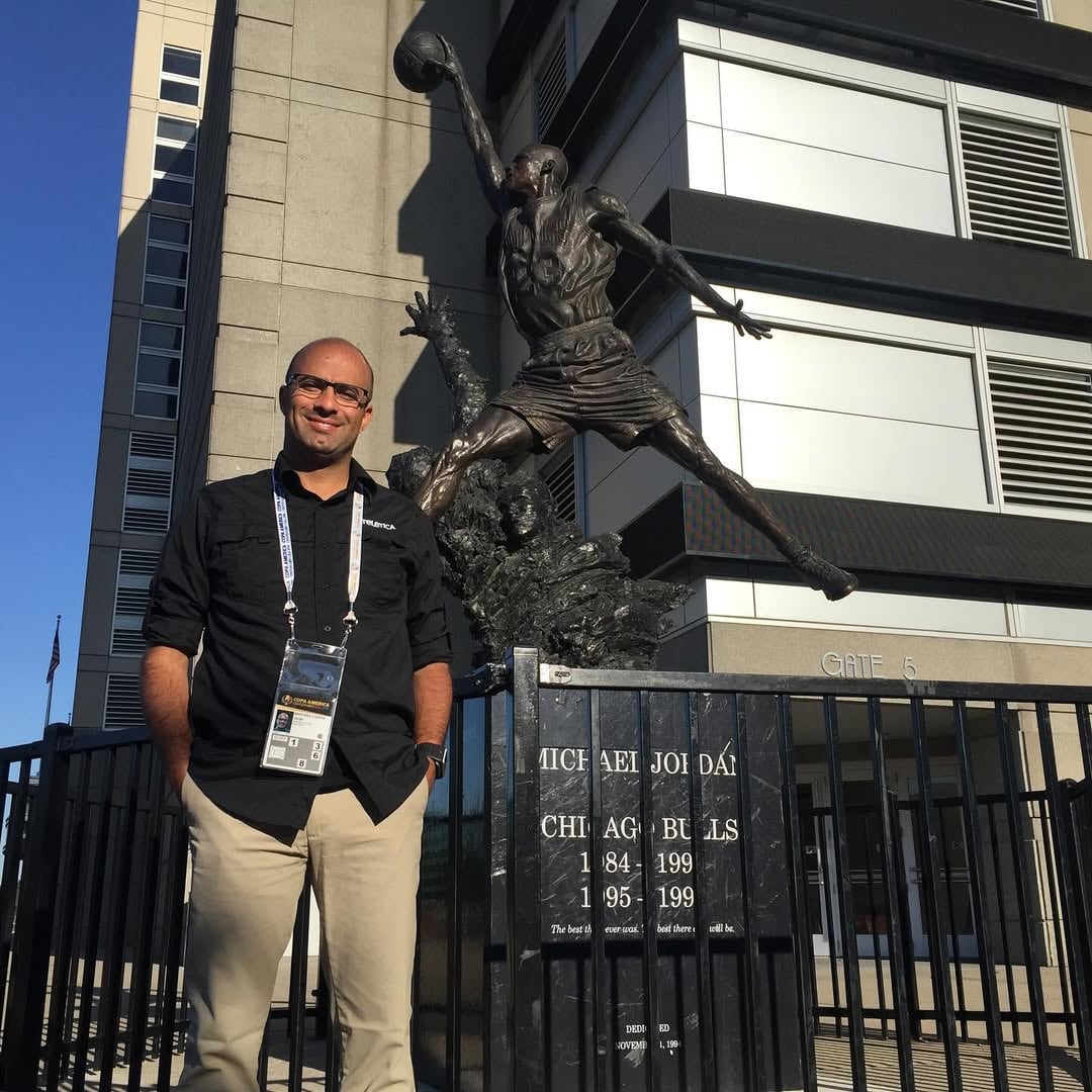 Jorge Martínez celebró 27 años de trabajar en Teletica. Instagram Jorge Martínez.
