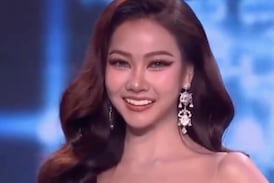 Candidata de certamen de belleza se quedó sin sus dientes en medio concurso y así reaccionó