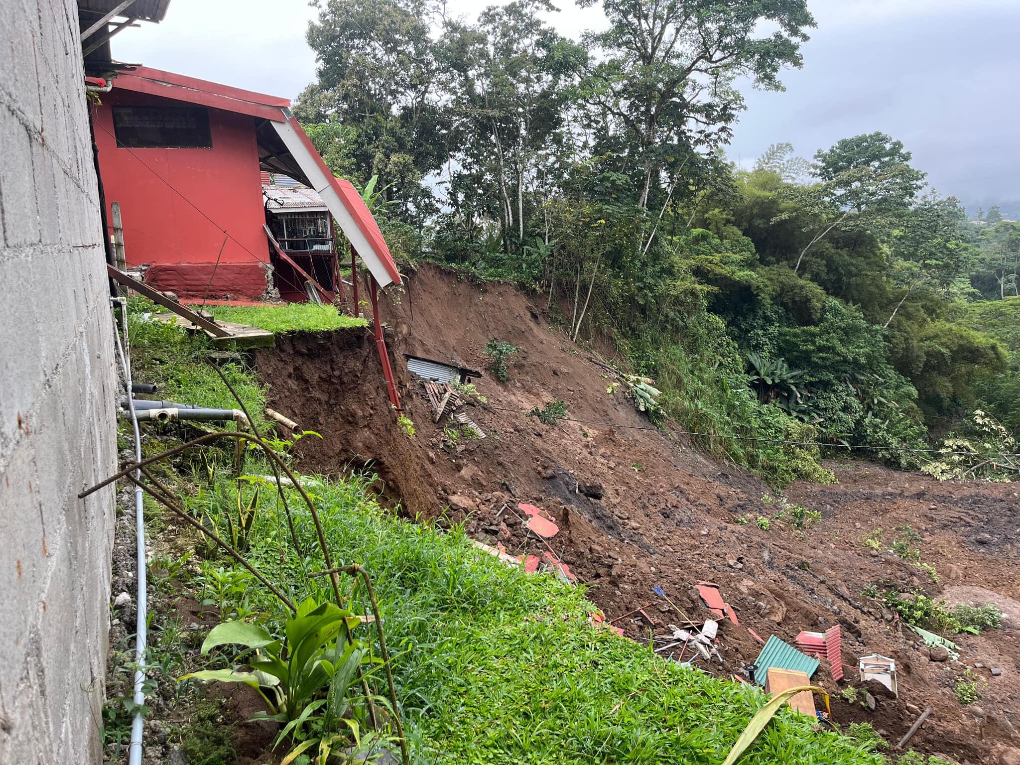 Esta situación ocurrió en calle Bambú en Santa Rosa de Turrialba, donde cuatro familias tuvieron que dejar sus casas al ser amenazados por la caída de tierra. Foto: Municipalidad de Turrialba