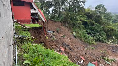 Deslizamiento obligó a cuatro familias a salir de sus casas en Turrialba