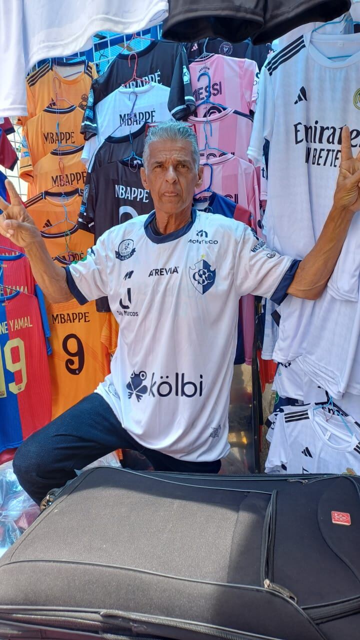 Alejandro Zúñiga Maroto, conocido en el mercado de Cartago como Chamber, fue designado por la revista National Geographic como el tico más feliz del mundo por eso lo buscamos este 2025 a ver si seguía siendo feliz.