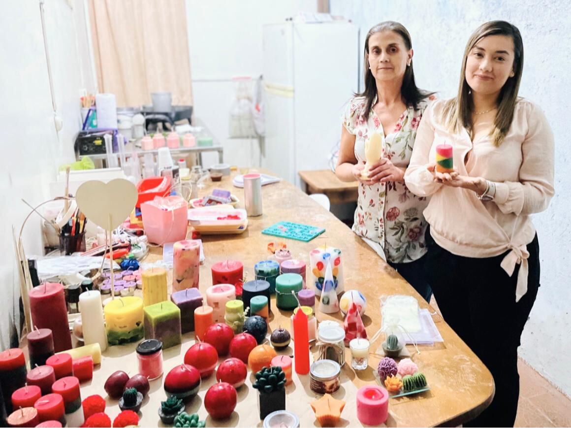 Jeannette Corrales y su hija María José Rojas, quienes en plena pandemia aprendieron a hacer candelas y sin pensarlo mucho, porque la crisis ahogaba, iniciaron su empresita que ahora se llama Aureola CR.