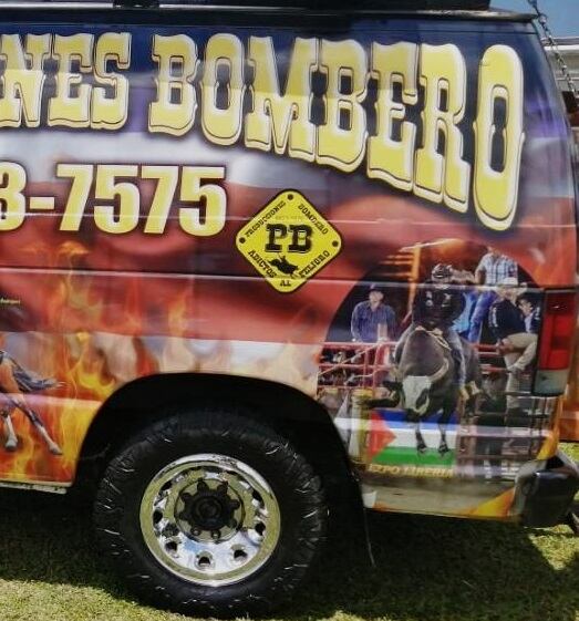 Jorge Eduardo Arias Rojas en el dueño de una camioneta Ford E250 del 2003 (4.200 centímetros cúbicos), que pasó de surfista a torera.