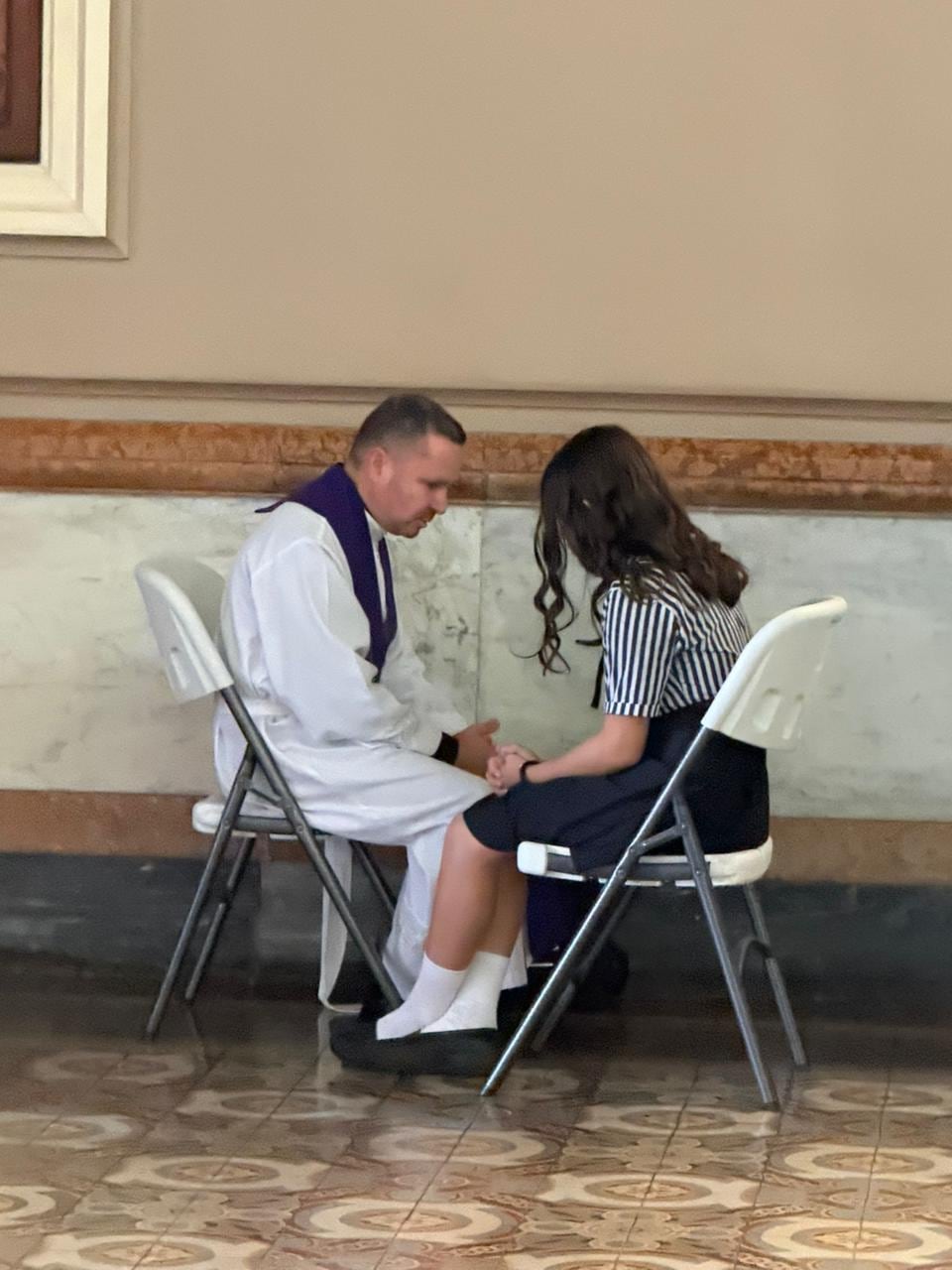 Ángel Víquez, estudiante del Colegio Superior de Señoritas, llegó a confesarse en la catedral Metropolitana el viernes 27 de marzo del 2026 cuando se celebró la "Fiesta del Perdón". Más de 200 sacerdotes confesaron desde las 9 a.m. a las 7 p.m.