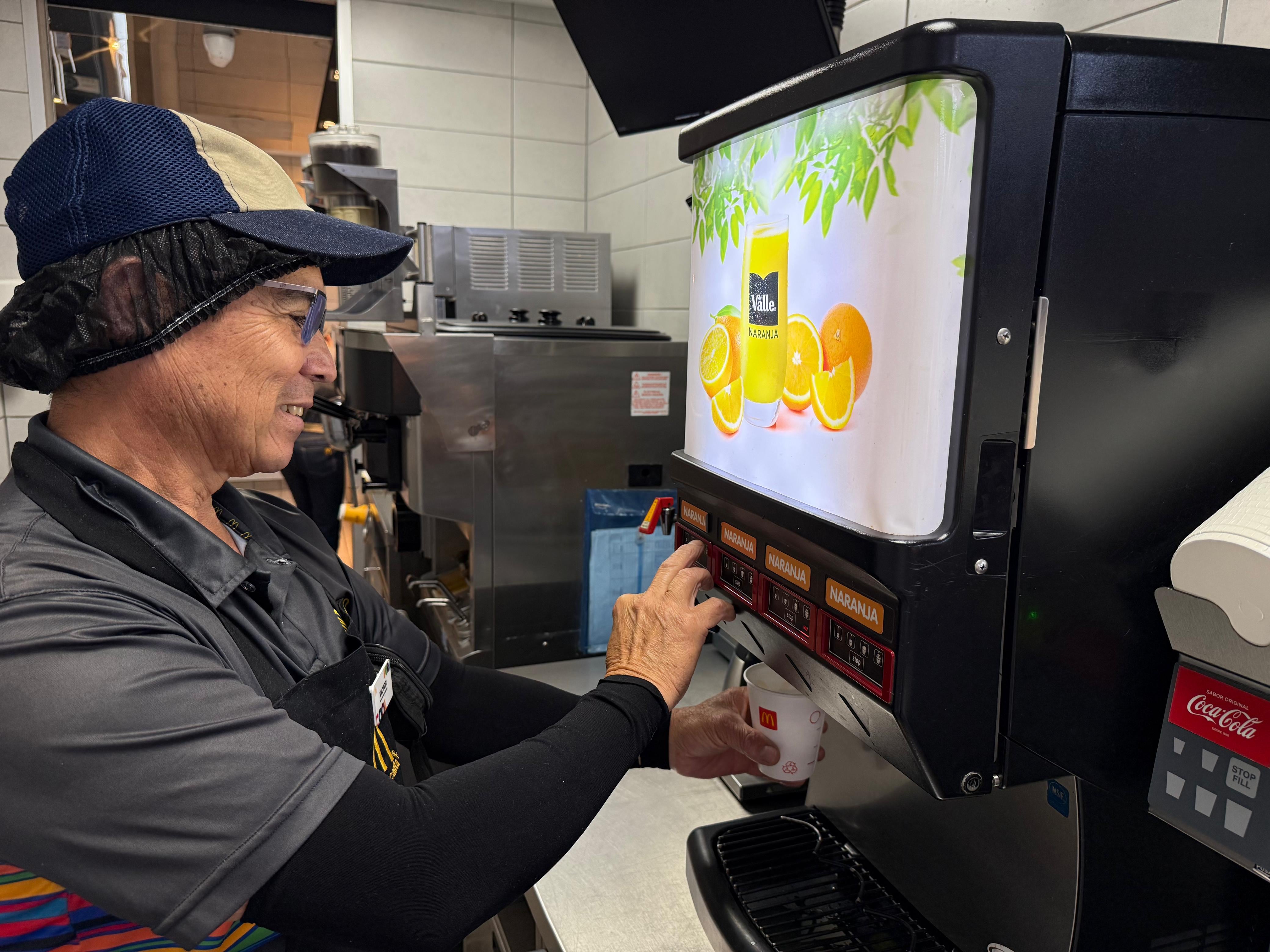 Don Víctor Salas lleva 37 años trabajando en McDonald’s, inició en Guadalupe y cuando llegó al restaurante ubicado frente a Plaza del Sol en Curridabat, todavía lo estaban construyendo.