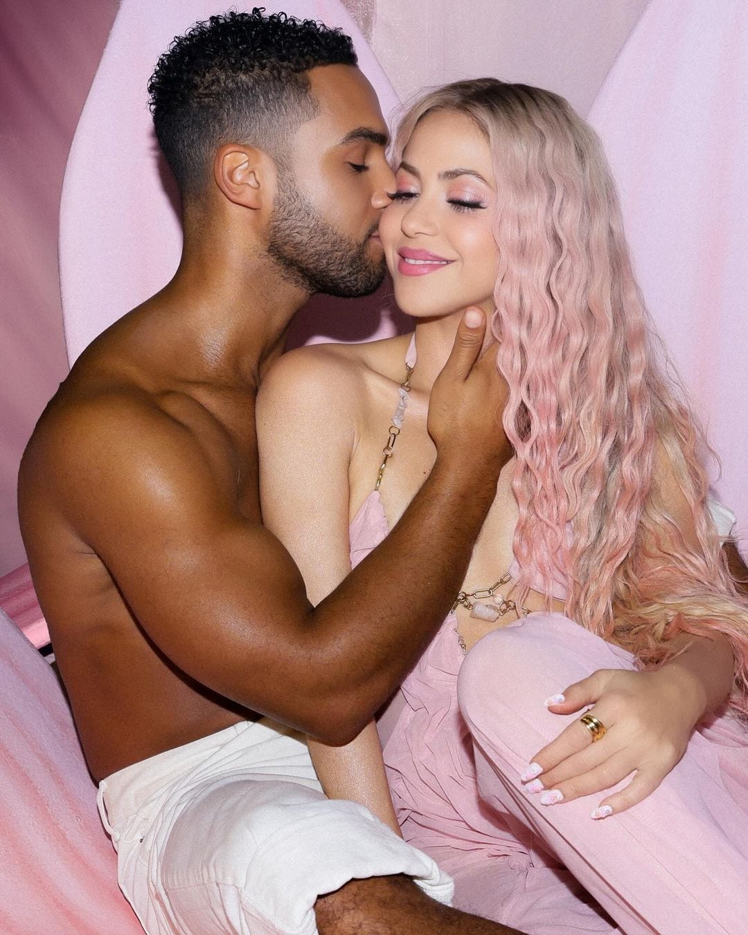 Shakira
Lucien Laviscount
Las mujeres ya no lloran
Puntería