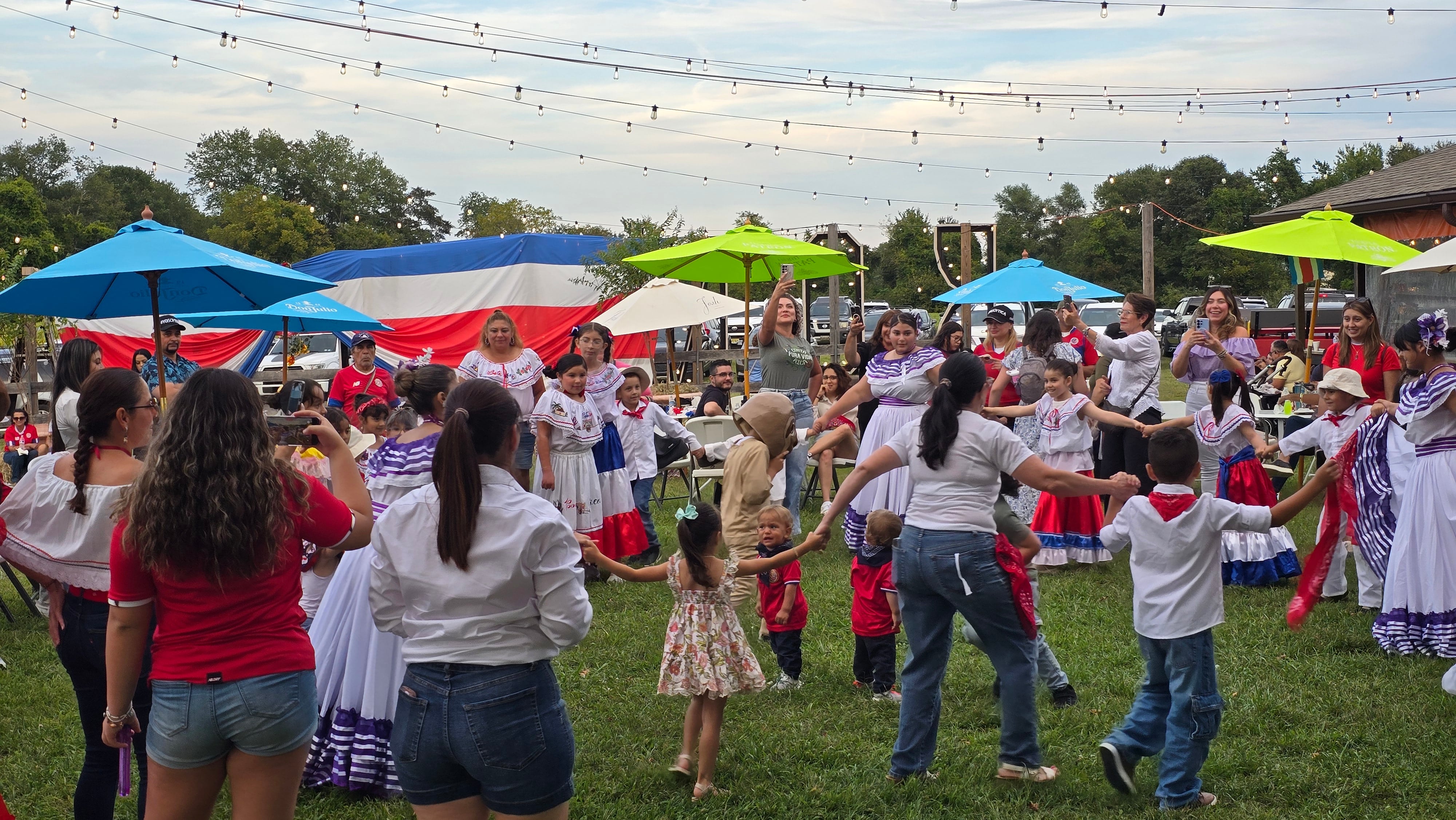 El tradicional y patriótico desfile de faroles cumple este 2026, 24 años de realizarse en Nueva Jersey. Comenzaron 6 "locos" y ahora cada setiembre se reúnen más de 400.