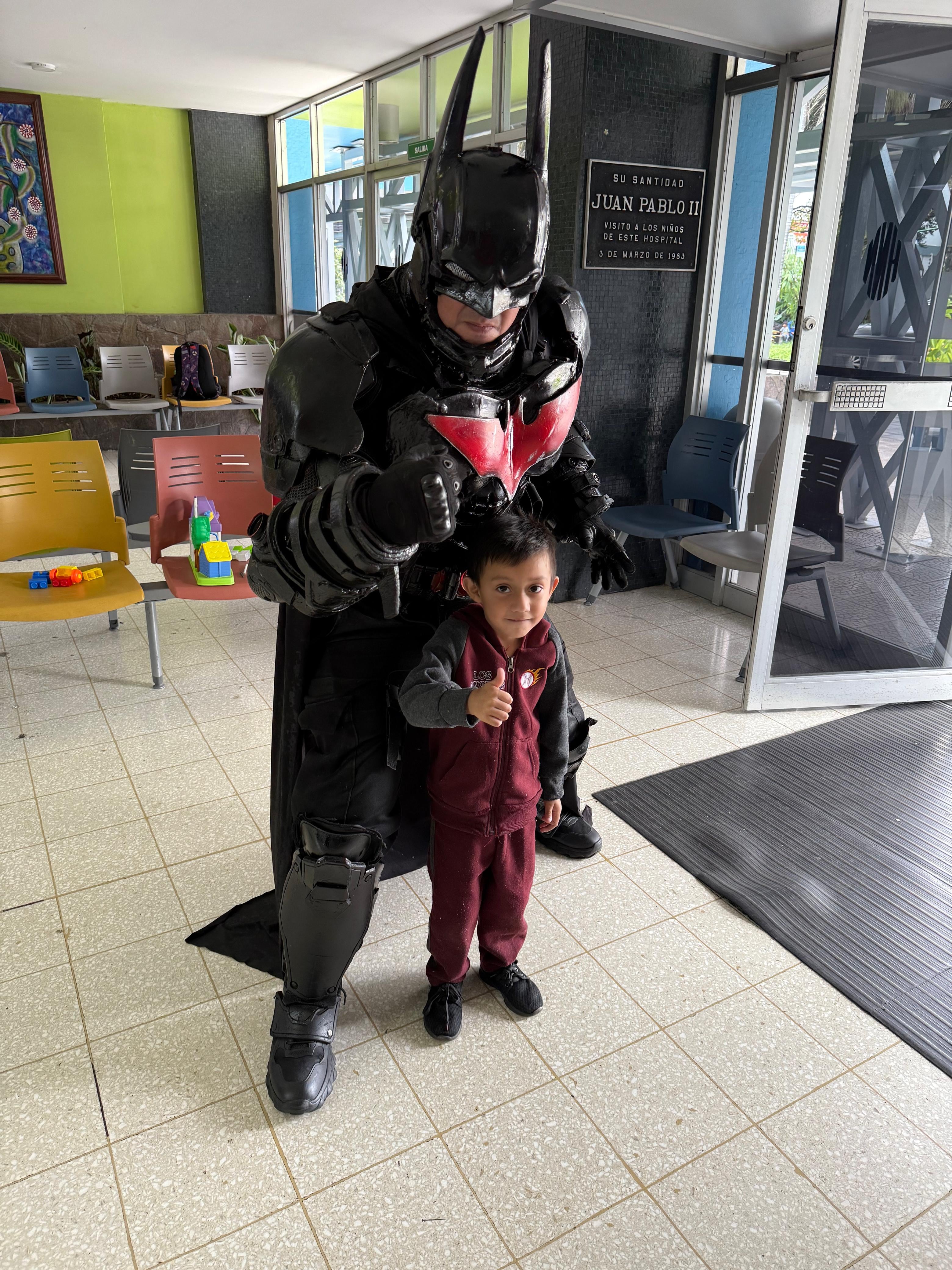 Celebración del Día del Niño 2025 en el Hospital de Niños. En la foto, el niño Kylian  Danilo Gutiérrez de 3 años junto a otro superhéroe, Batman.