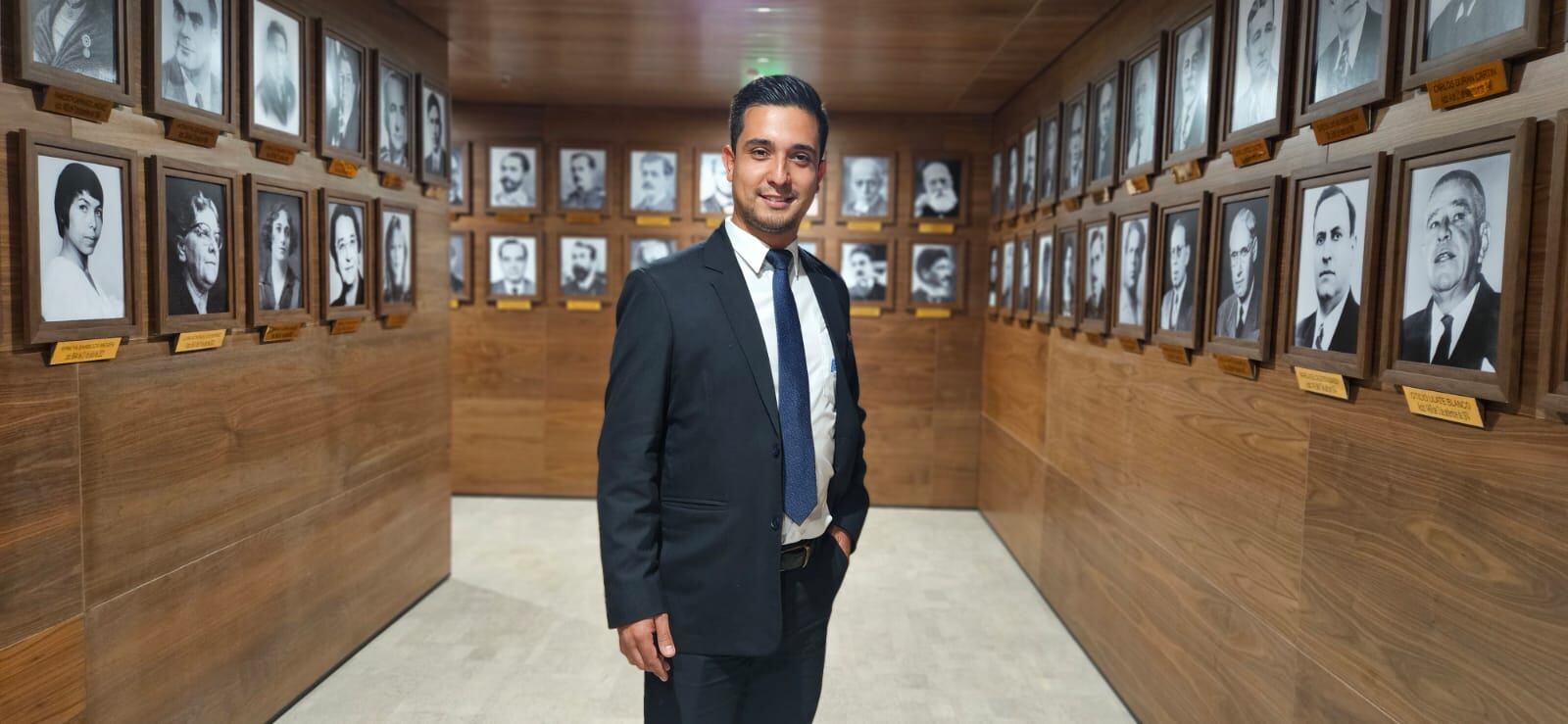 Daniel Calvo es un ujier de la Asamblea Legislativa que también es cantante