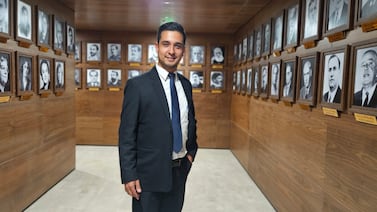 Un talentoso cantante se esconde entre los pasillos de la Asamblea Legislativa