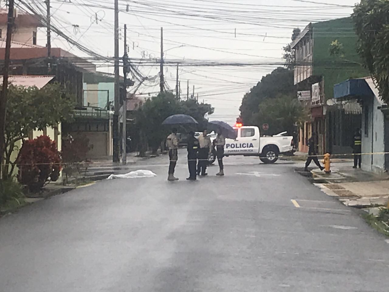 En asalto asesinan a supuesto vendedor de lotería en Tibás. Foto Adrián Galeano