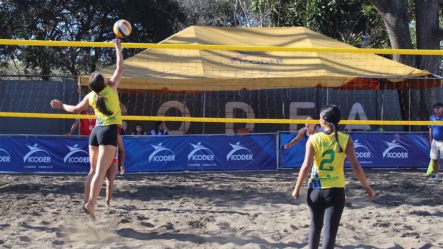 El equipo femenino de voleibol de playa Sub-19 de Santa Cruz lo integran Hillary Cordero Cabalceta y Valentina Paniagua Díaz. Ellas participaron en la edición 40 de los Juegos Deportivos Nacionales Icoder 2022-2023.