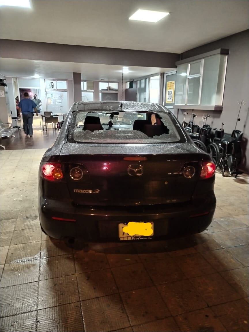 Un joven de apellido Barahona, de 23 años estaba dentro de un carro estaciado en la vía pública y desde otro en movimiento le dispararon en múltiples ocasiones. Foto: Tilarán informa