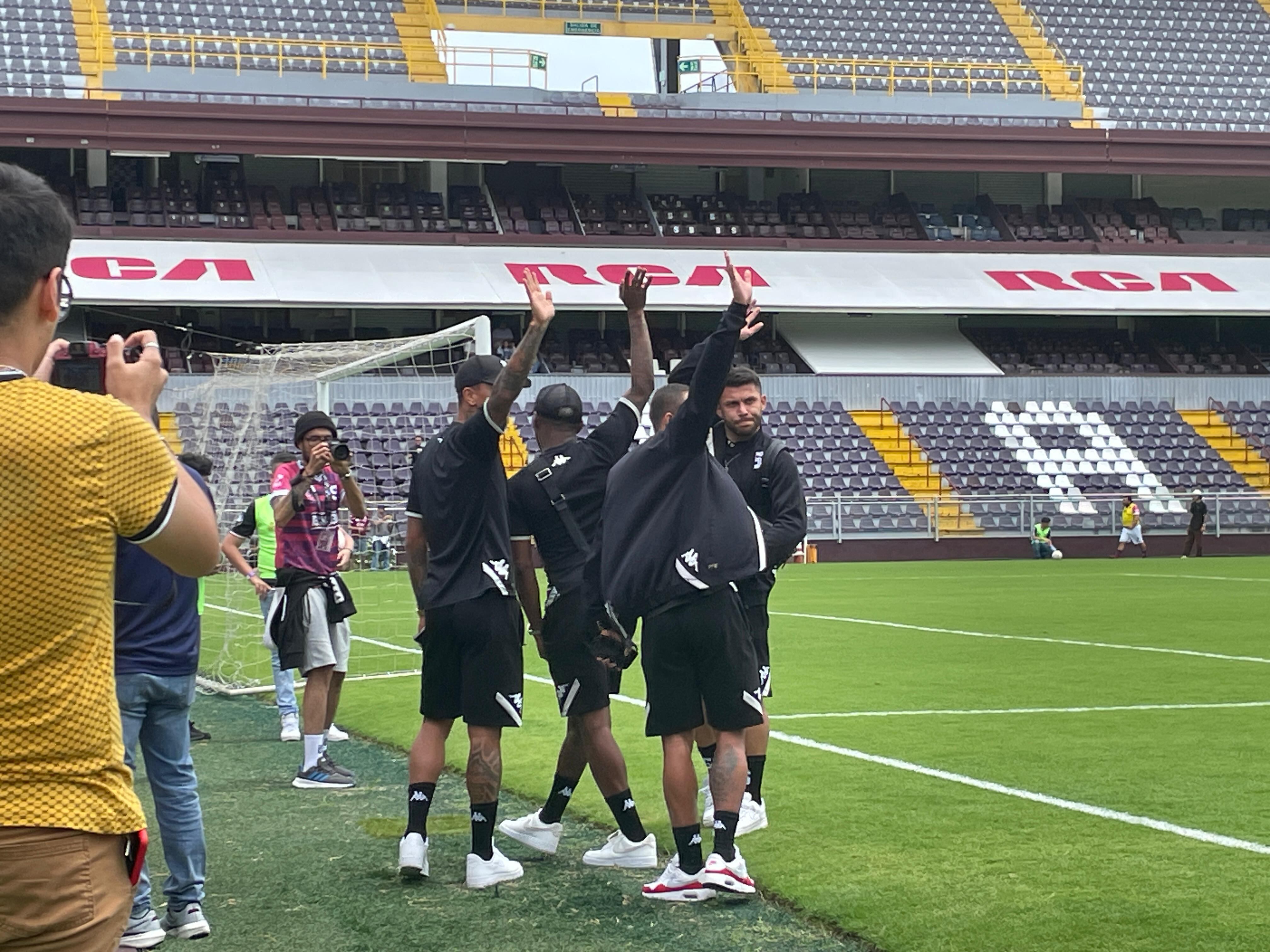 Jugadores del Deportivo Saprissa llegaron al estadio Saprissa para compartir con los aficionados, en el juego a favor de la fundación Saprissa.