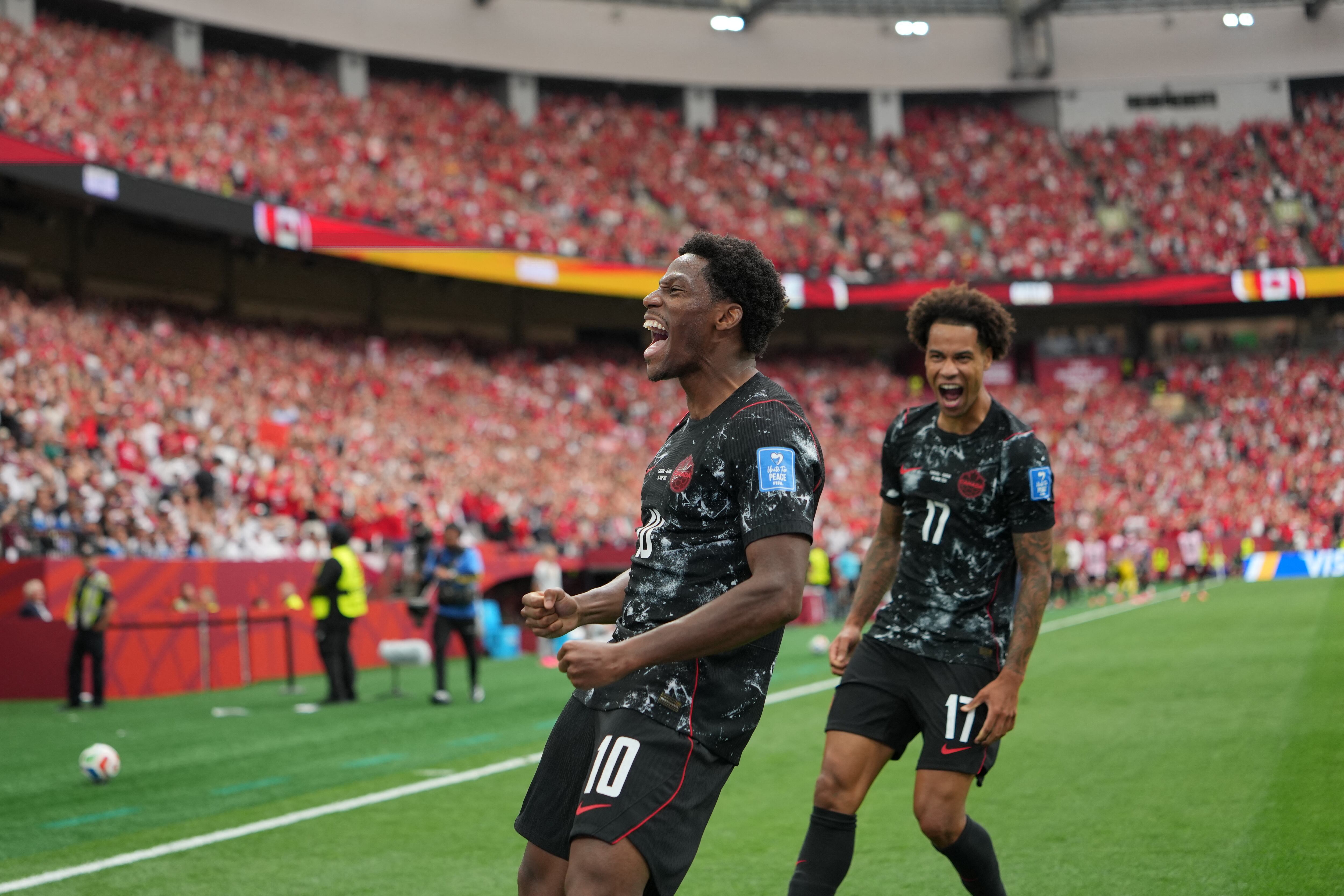 VANCOUVER, CANADÁ - 18 DE JUNIO: Jonathan David (10), de Canadá, celebra tras marcar un gol durante el partido de la primera fase del Grupo B de la Copa del Mundo de la FIFA 2026 entre Canadá y Catar, disputado en el estadio BC Place de Vancouver, Canadá, el 18 de junio de 2026.
