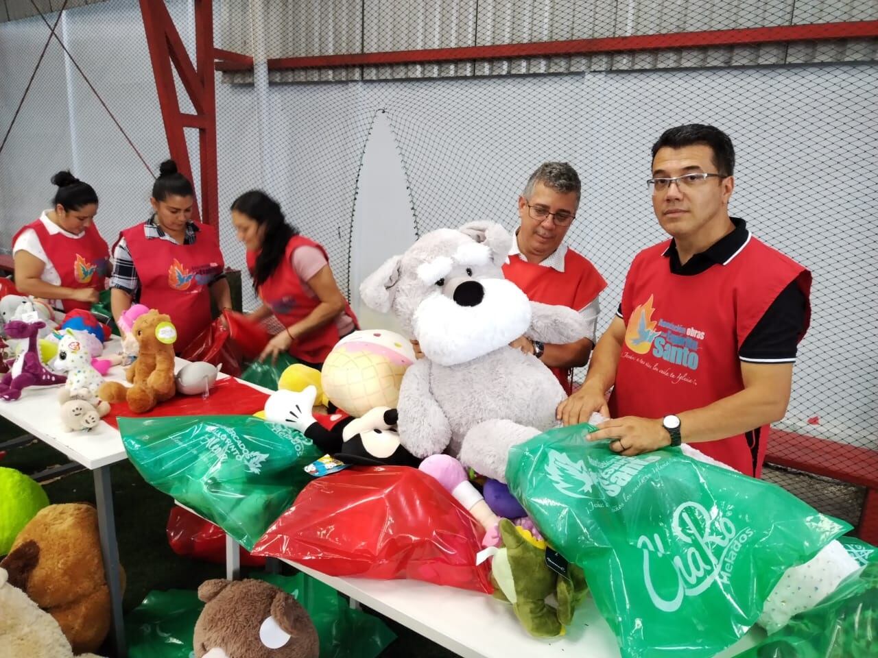 Kenneth Sánchez es un niño de 11 años que vive en Hatillo y que el domingo pasado fue al estadio Ricardo Saprissa con un peluche para donarlo ante el llamado que hicieron el equipo morado y la Asociación Obras del Espíritu Santo