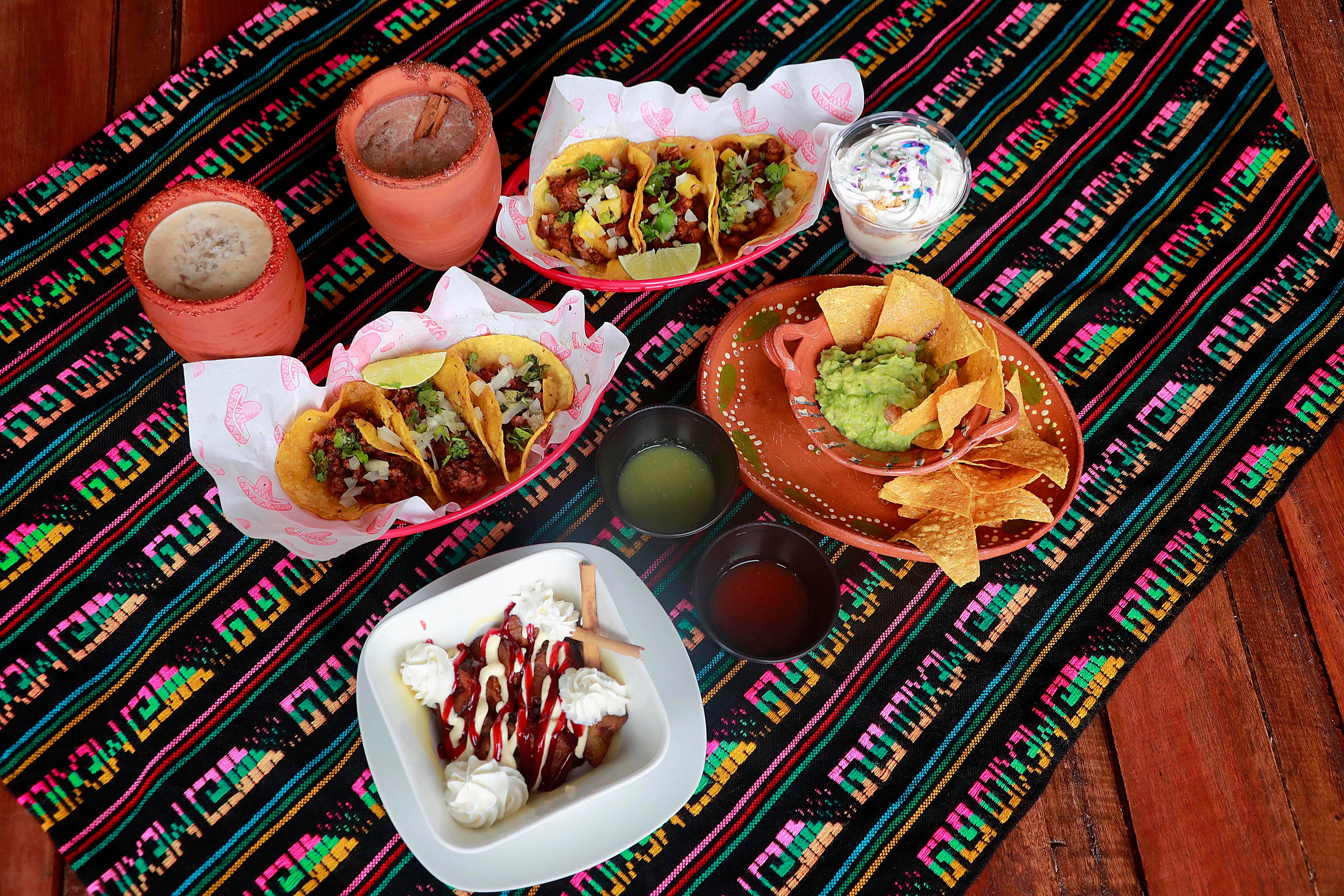 14/11/2023     San Pedro. La Capital Mexican Food restaurante de comida mexicana. Tacos, quesadillas, tortas, nachos y guacamole, son parte de los platillos con sabor mexicano que pueden saborarear sus clientes, sin dejar de lado el famoso plátano macho, así como la horchata y el tamarindo michelado.