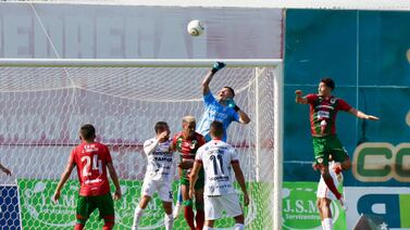 Guanacasteca recibe fuerte sanción a su estadio por agresión de señora a árbitro