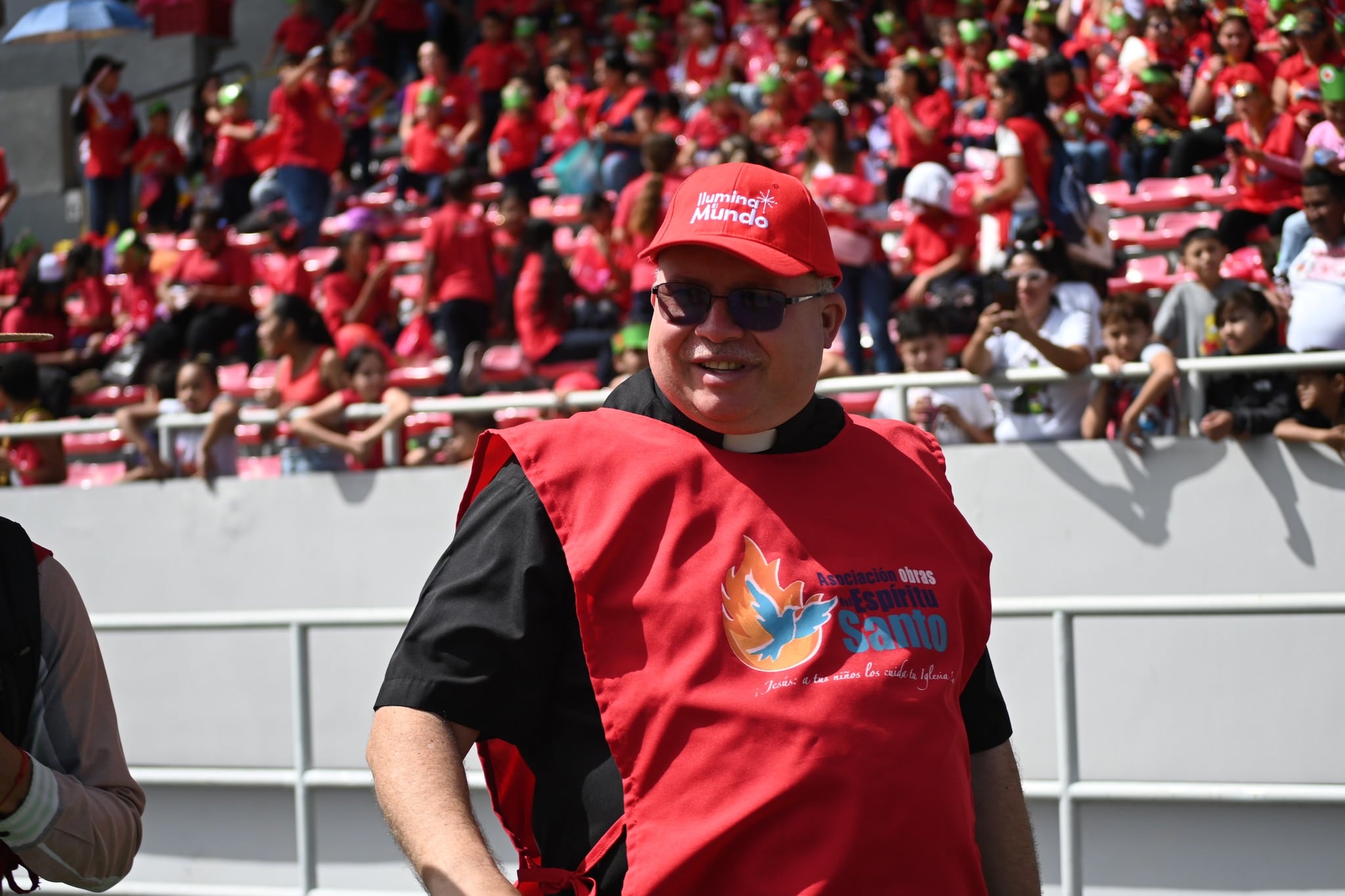 El padre Sergio Valverde de la Asociación Obras del Espíritu Santo realizó la XXV edición de su Fiesta Nacional de Navidad “¡Jesús: a tus niños los cuida tu Iglesia!”, que en el marco del 25 aniversario de la institución que beneficia este año a 50.000 niños en alto riesgo social de todo el país.