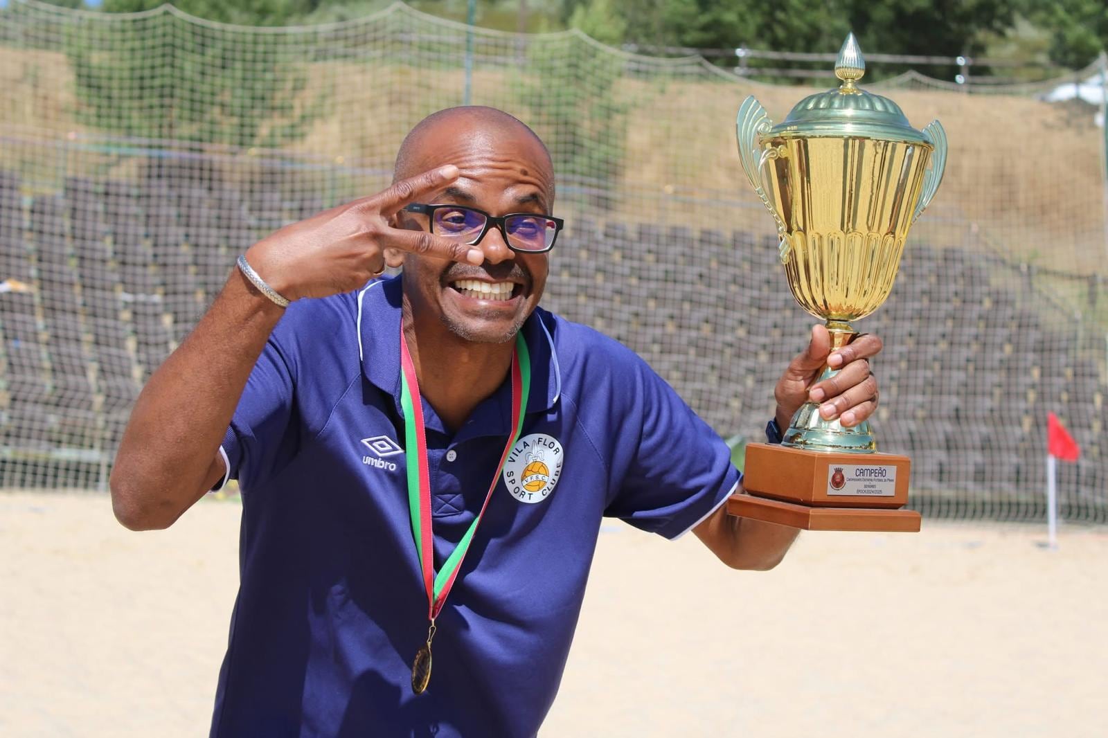 Denis Montoya, entrenador de fútbol playa, campeón en Portugal